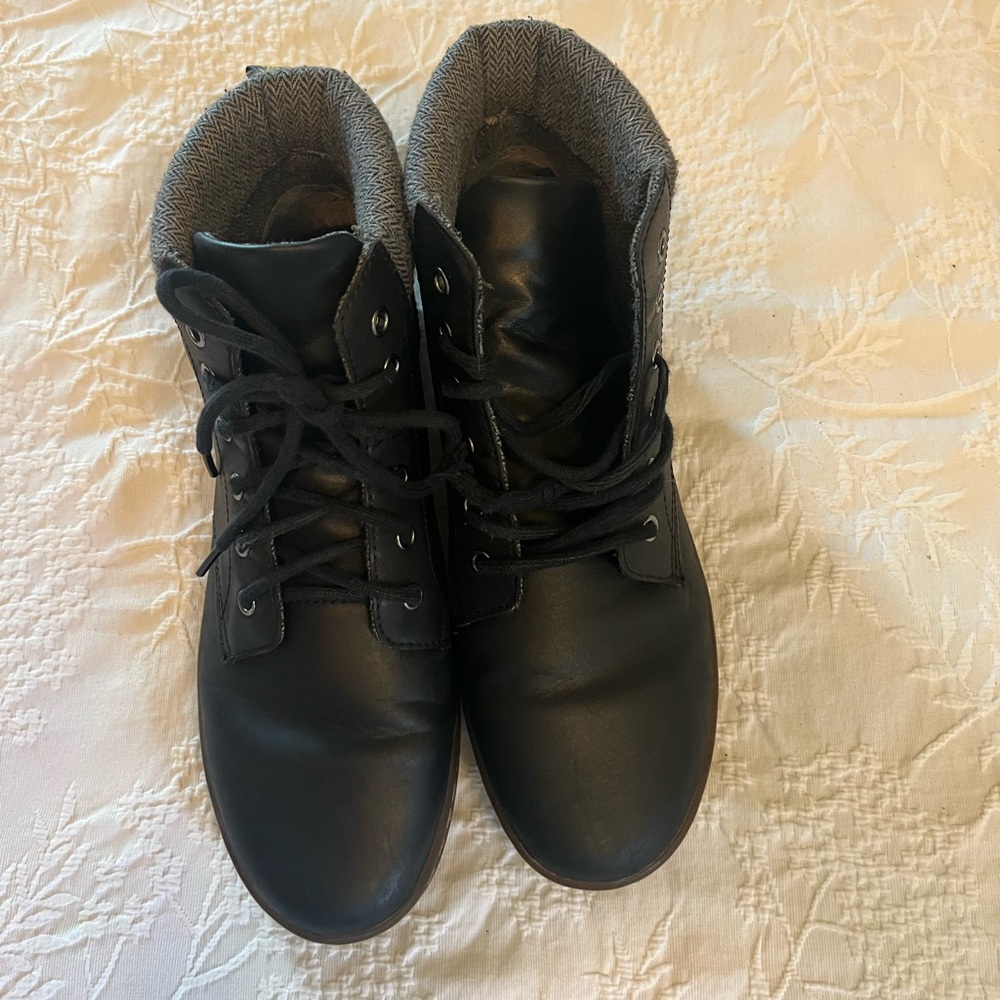 Dr. Martens Maelly ankle boots, black leather upper with padded collar Size 11